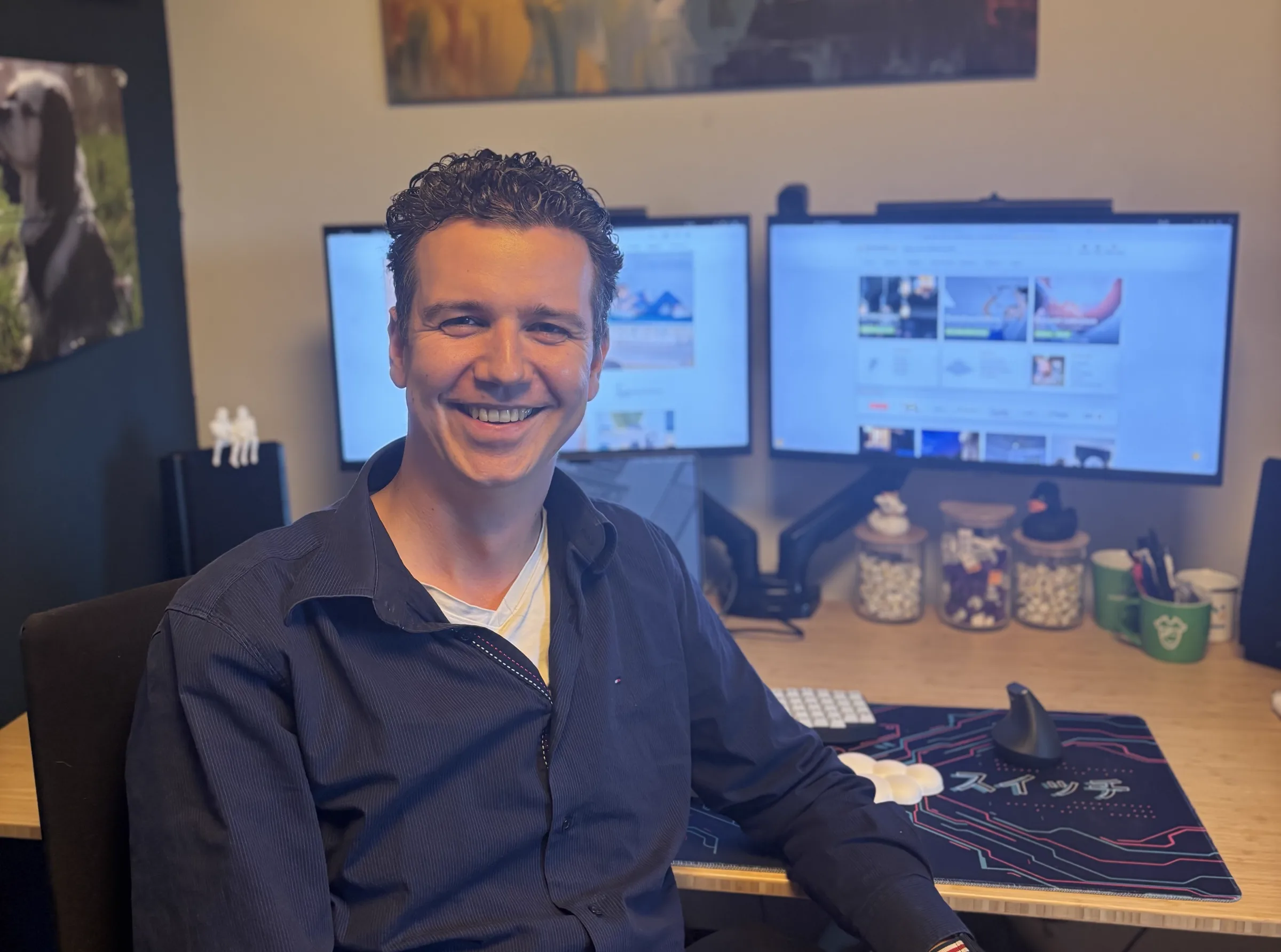 Darius in zijn studio in Zwolle, achter twee beeldschermen